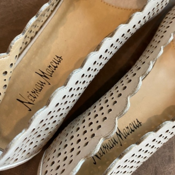 Neiman Marcus scalloped edge flats size 8M - Picture 3 of 14